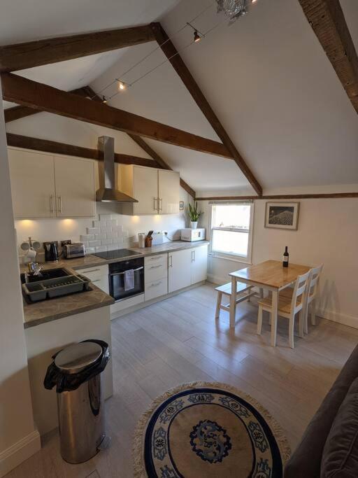 The Loft - Bright Centre Sleep 4 Apartment